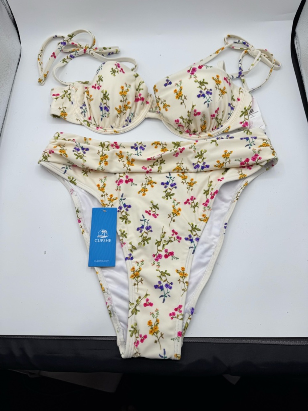 Cupshe Underwire size small  the twist up floral bikini 2 piece